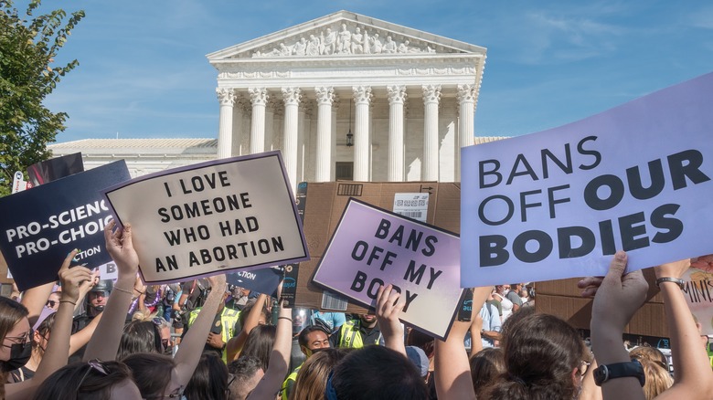 People protesting abortion bans