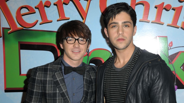 Drake Bell posing with Josh Peck