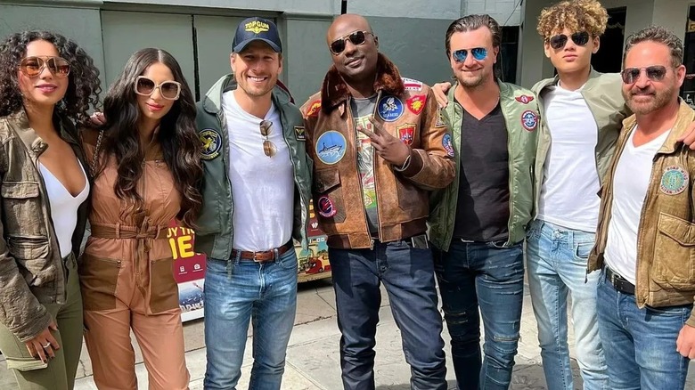 Durek Verrett, Glen Powell, and friends pose together 