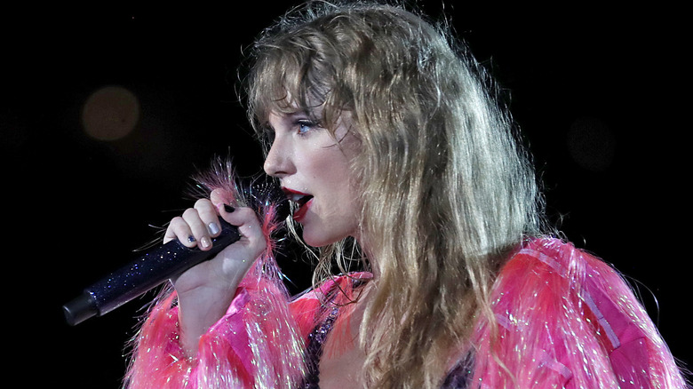 Taylor Swift singing