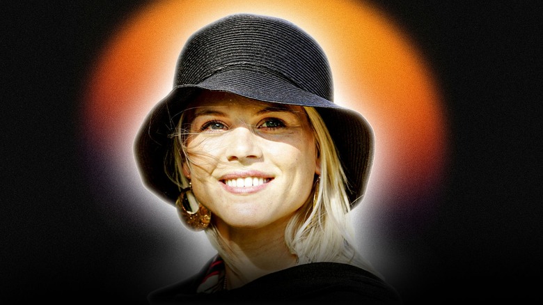 Elin Nordegren with a black hat smiling