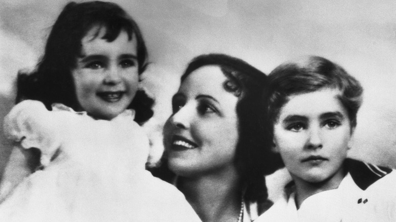 Elizabeth Taylor with mother and brother