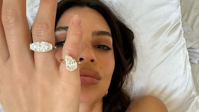 Emily Ratajkowski showcasing her divorce rings