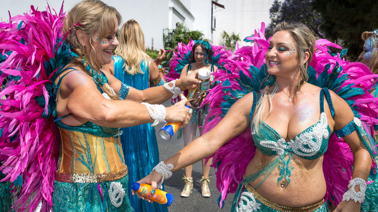 parade goers reapply sunscreen