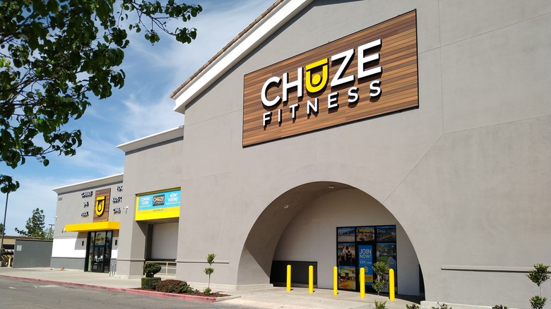 Chuze Fitness storefront and logo 