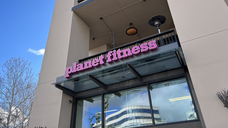 Planet Fitness Storefront and logo 