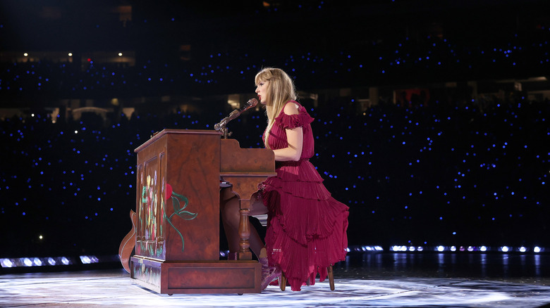 Taylor Swift singing & paying piano on stage 