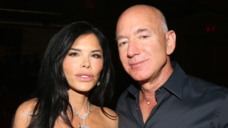 jeff bezos posing with lauren sanchez