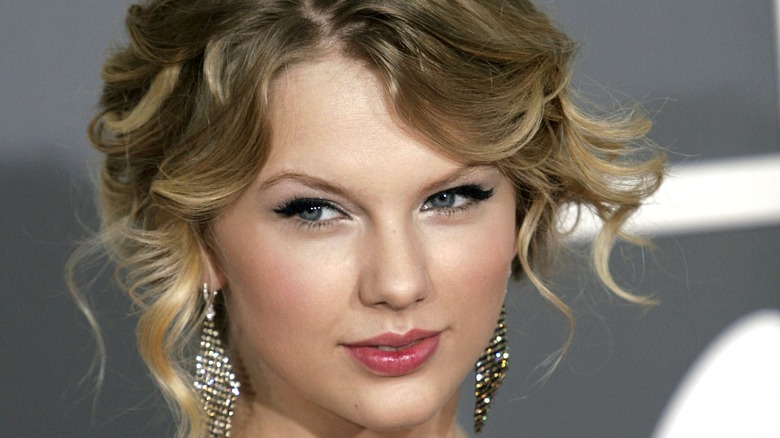 Taylor Swift looking over shoulder