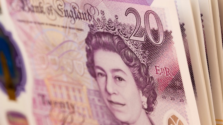 Bank notes with the queen's portrait