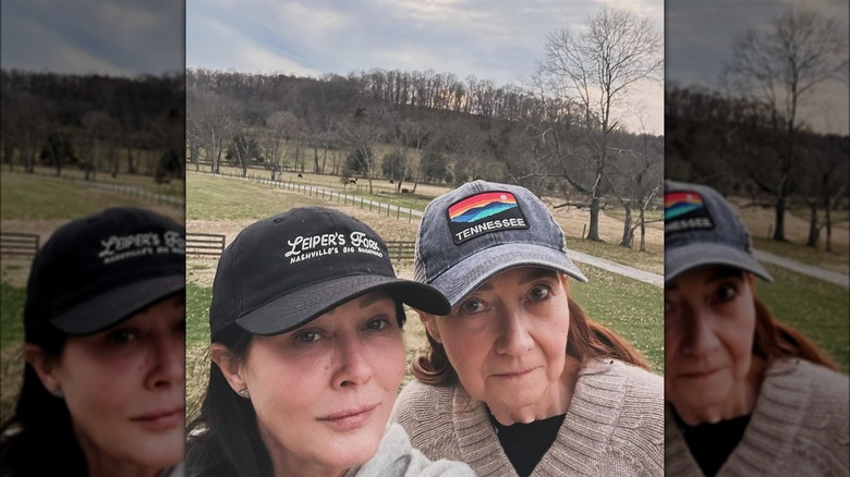 Shannen Doherty and Rosa Doherty posing outdoors