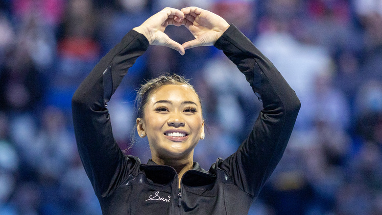 Suni Lee making heart sign 