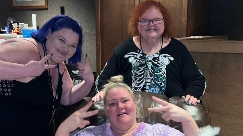 Amy Slaton, Tammy Slaton, Amanda Halterman peace signs