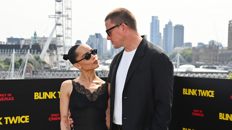 Zoe Kravitz and Channing Tatum looking at each other with a cityscape in the background