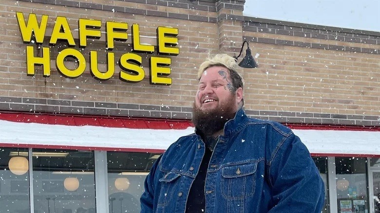 Jelly Roll outside a Waffle House