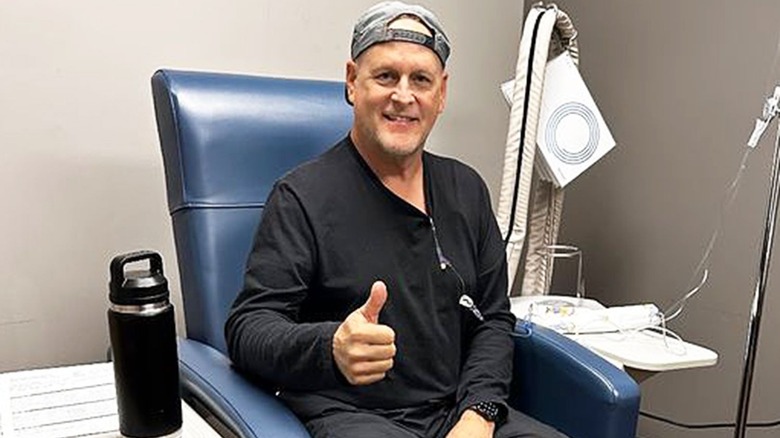 Dave Coulier giving thumbs up while getting treatment for cancer