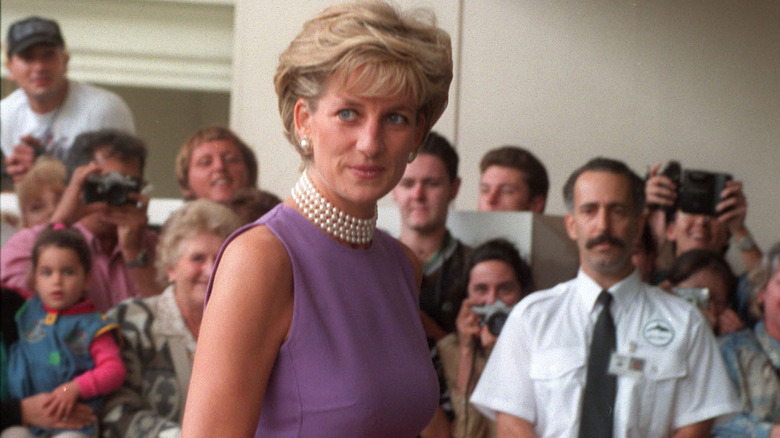 Diana Spencer wearing pearls at an event 