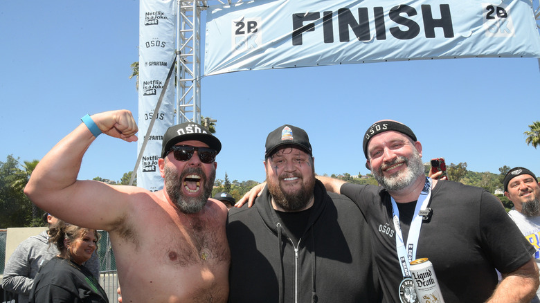 Jelly Roll at the 2 Bears 5K finish line 