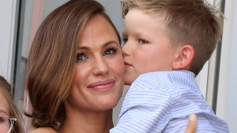 Samuel Affleck kissing Jennifer Garner on cheek