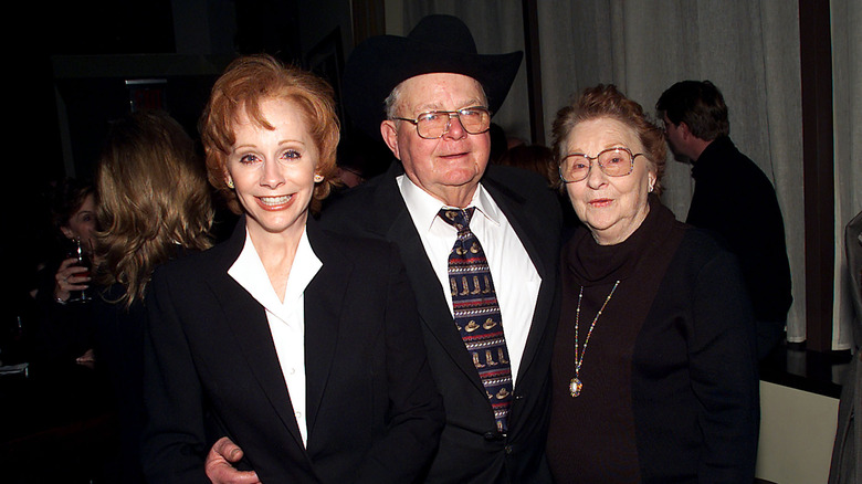 Reba McEntire and parents smiling