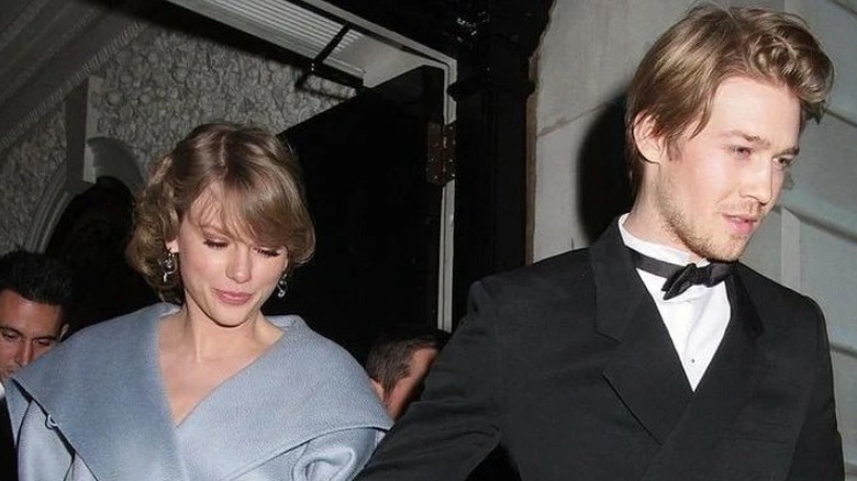 Taylor Swift and Joe Alwyn walking 