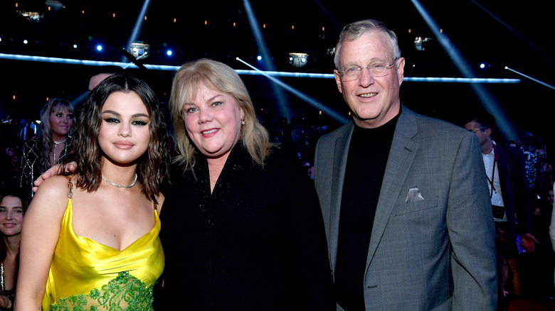 selena gomez, scott swift and andrea swift at an awards show