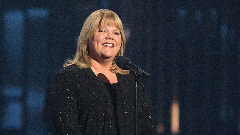 andrea swift presenting taylor with an award