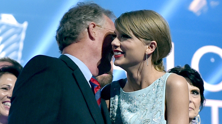 taylor swift with her parents