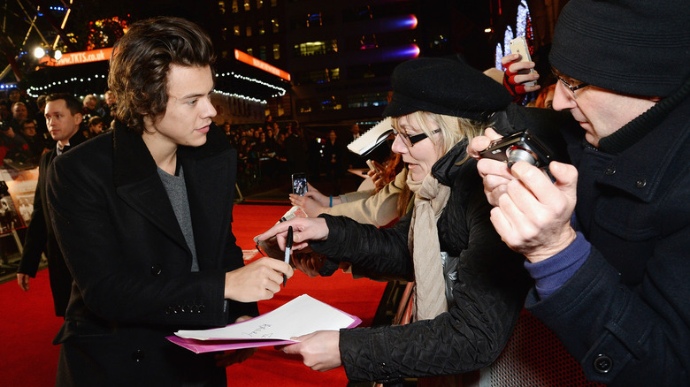 harry styles signing autographs