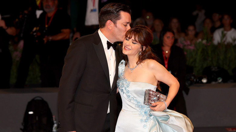 Jonathan Scott kissing Zooey Deschanel