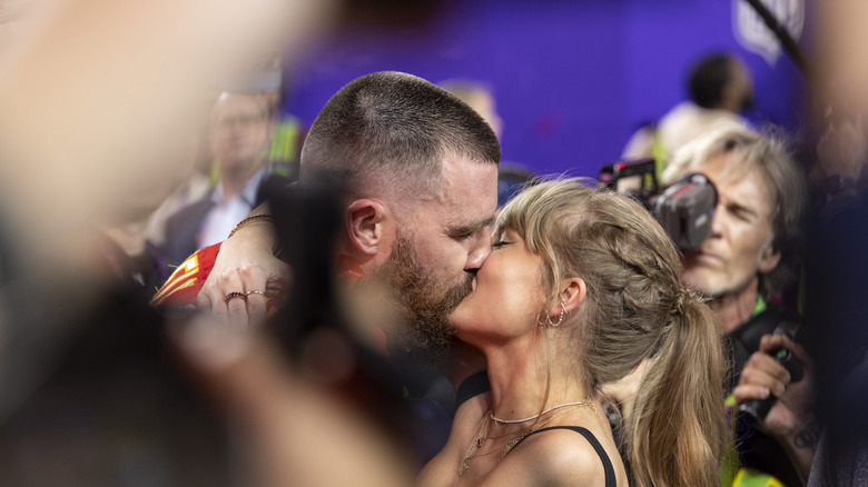 Travis kelce and Taylor Swift kissing