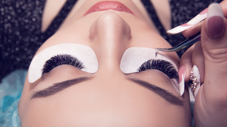 woman getting eyelash extensions