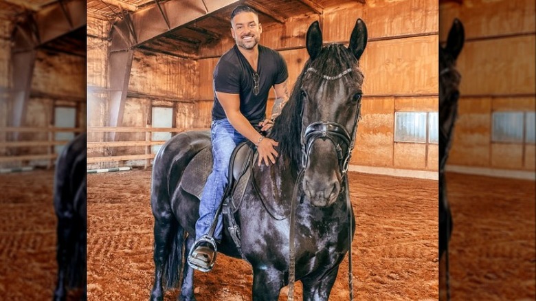 Rico León riding a horse