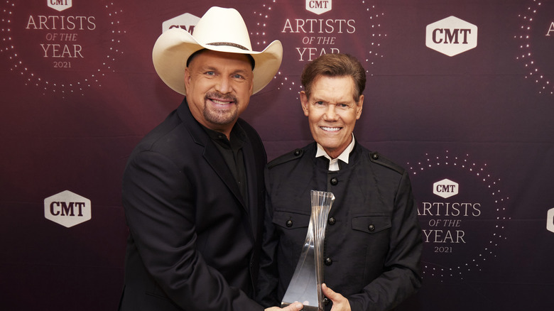 Garth Brooks and Randy Travis smiling