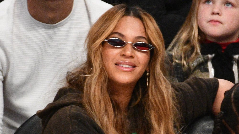 Beyonce wearing tiny sunglasses fashion trend