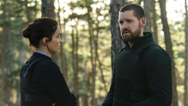 Heida Reed and Luke Kleintank discussing things