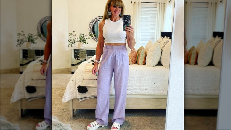 woman lavender pants white sandals