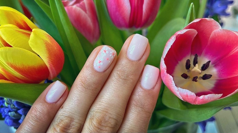 Minimalist Nail Art Ideas That Aren't Boring : White Floral