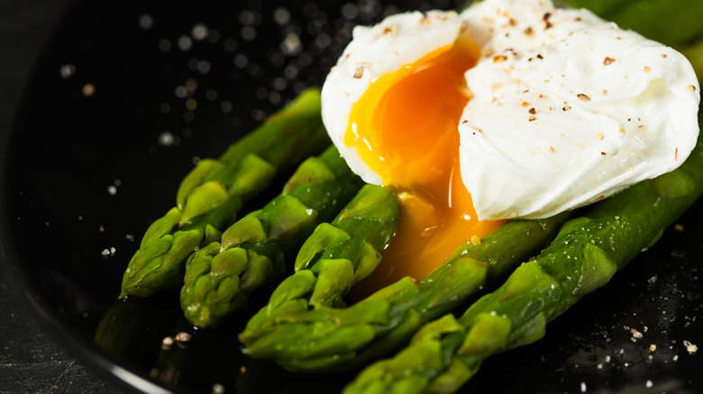 poached egg over asparagus