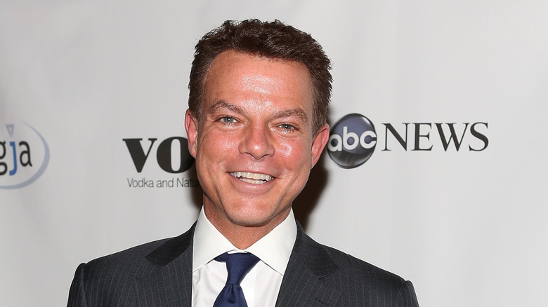 Shepard Smith posing on a red carpet