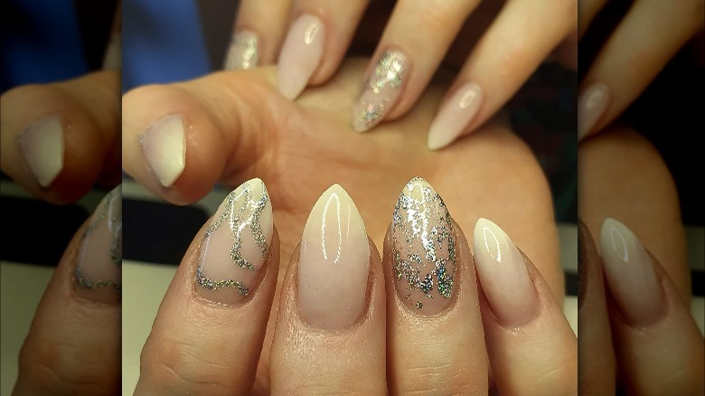 Glittery faded French tips with point