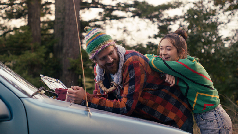 Jason Segel and Grace Kaufman leaning on a car