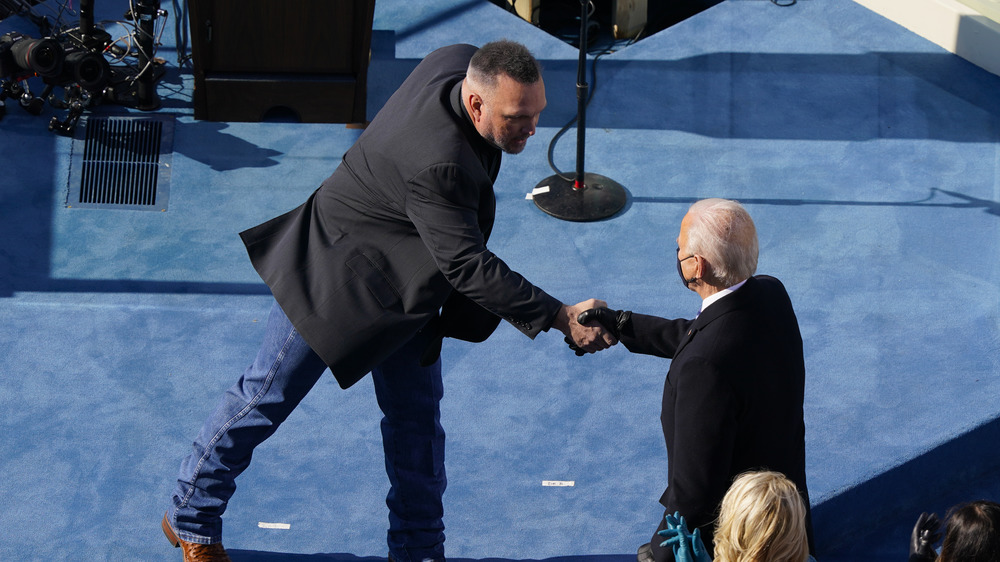 Garth Brooks shaking Joe Biden's hand