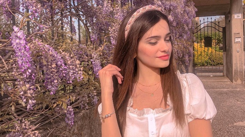 woman wearing thick headband