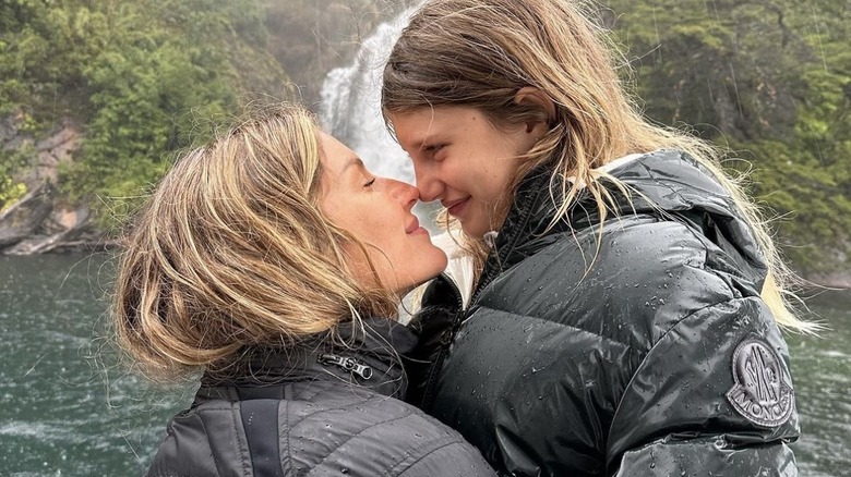 Gisele Bündchen holding Vivian Brady