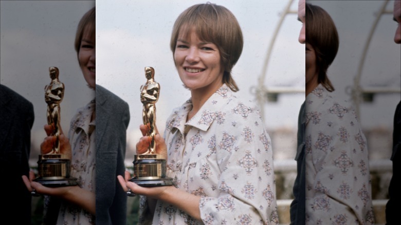 Glenda Jackson holding her first Oscar