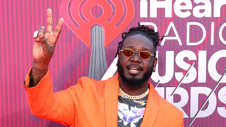 T-Pain poses on the red carpet