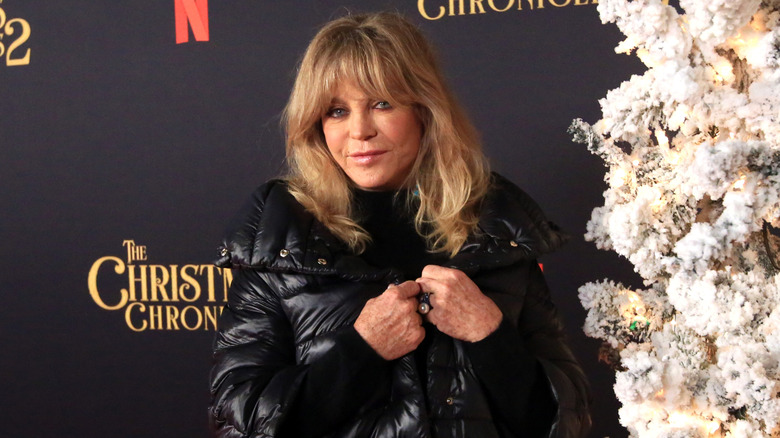 Goldie Hawn next to white Christmas tree