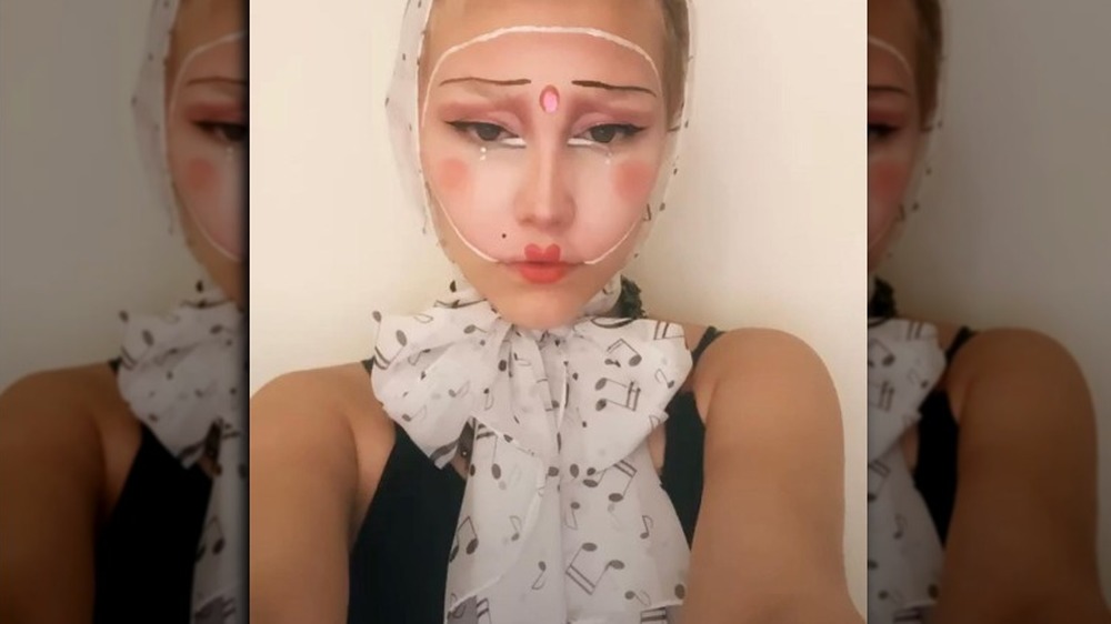 Grace VanderWaal clown makeup