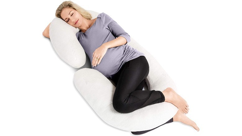 woman using pregnancy body pillow